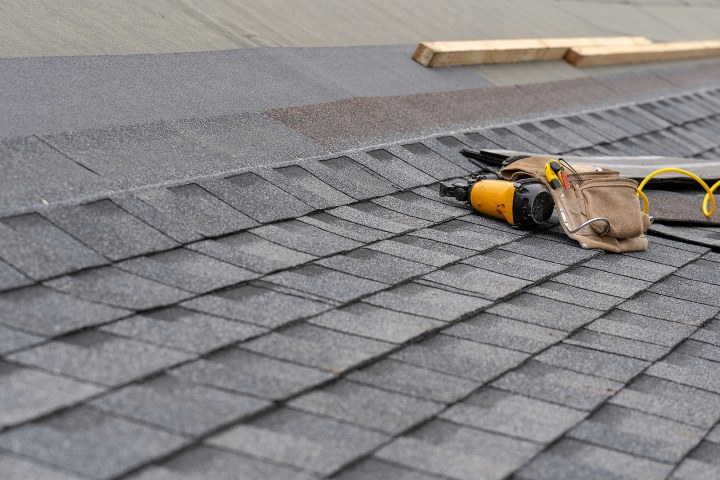 Residential home in Davis California with new asphalt shingle roof installed by L and L Roofing